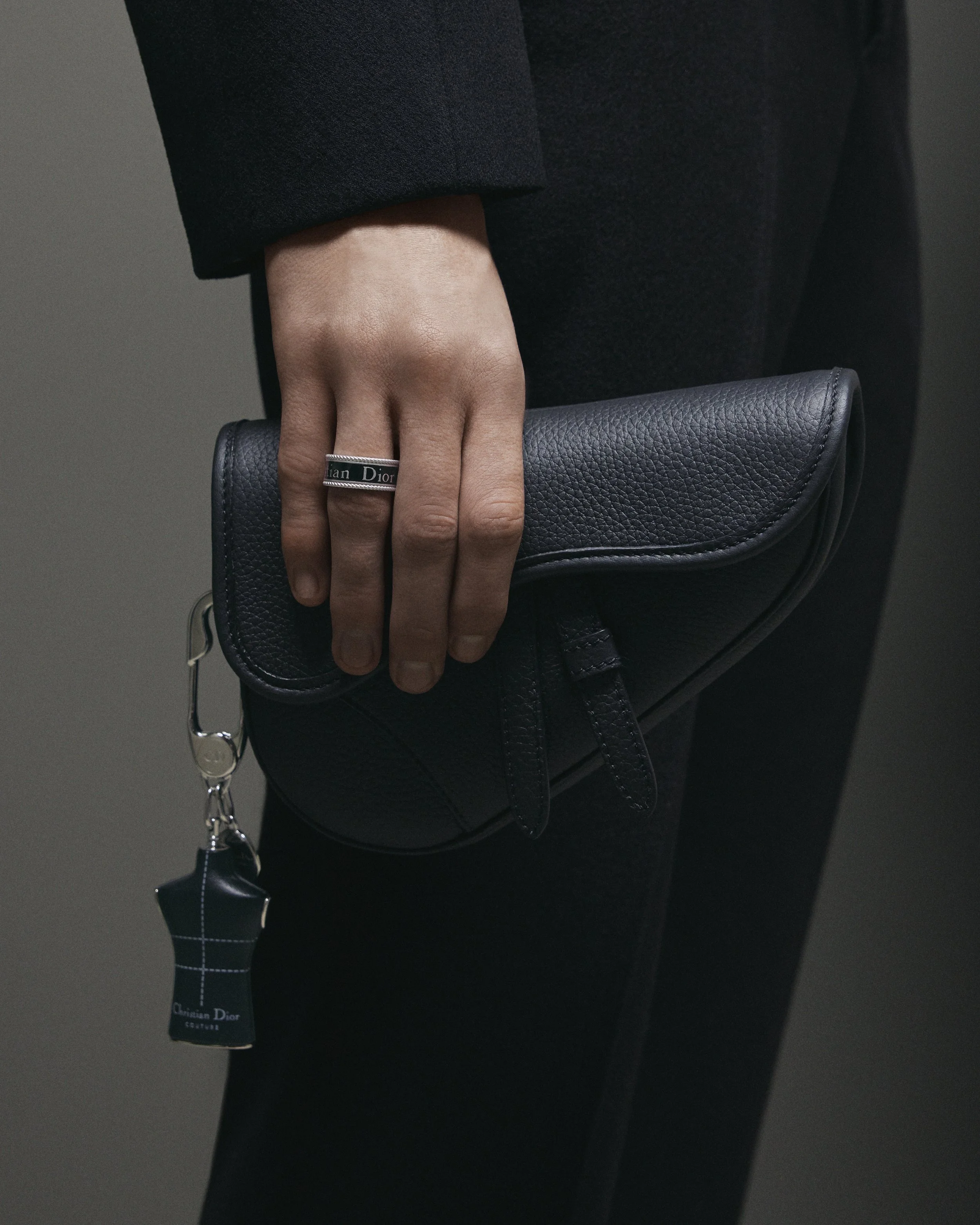 DIOR REINVENTS THE ICONIC SADDLE BAG — Numéro Netherlands